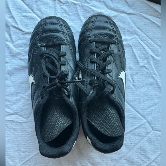 Kids Nike Soccer Cleats Size 13 - Picture 3 of 10